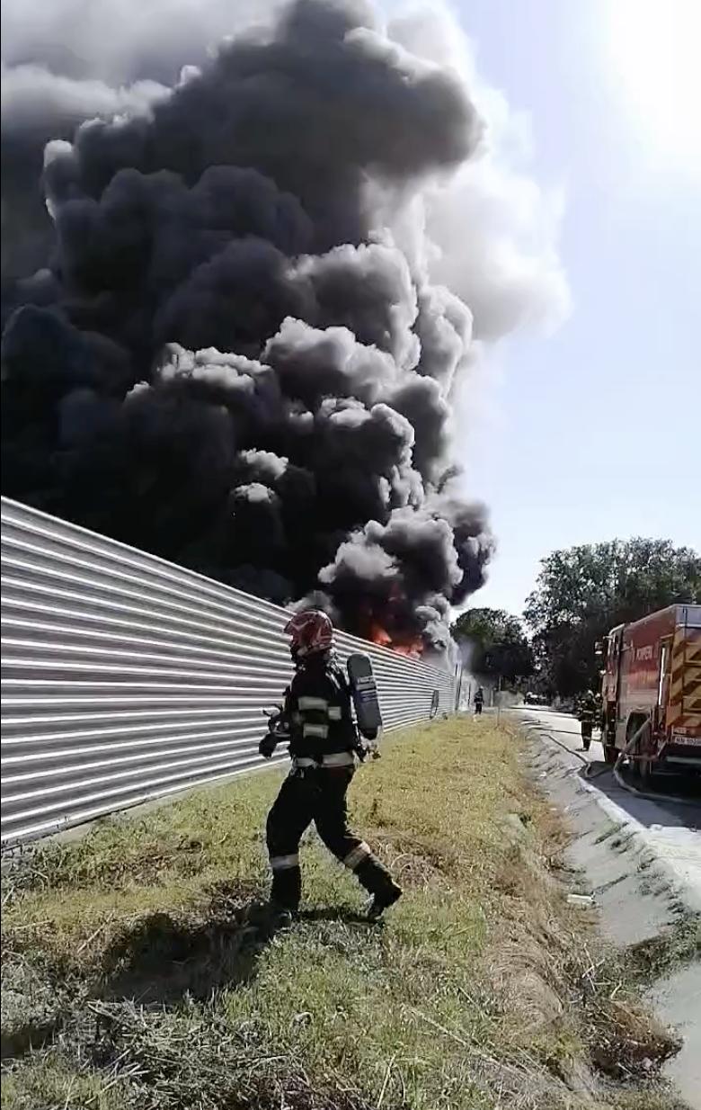 Incendiu puternic la un depozit de colectare a deșeurilor din plastic în Vrancea. A fost emis mesaj RO-ALERT 857133