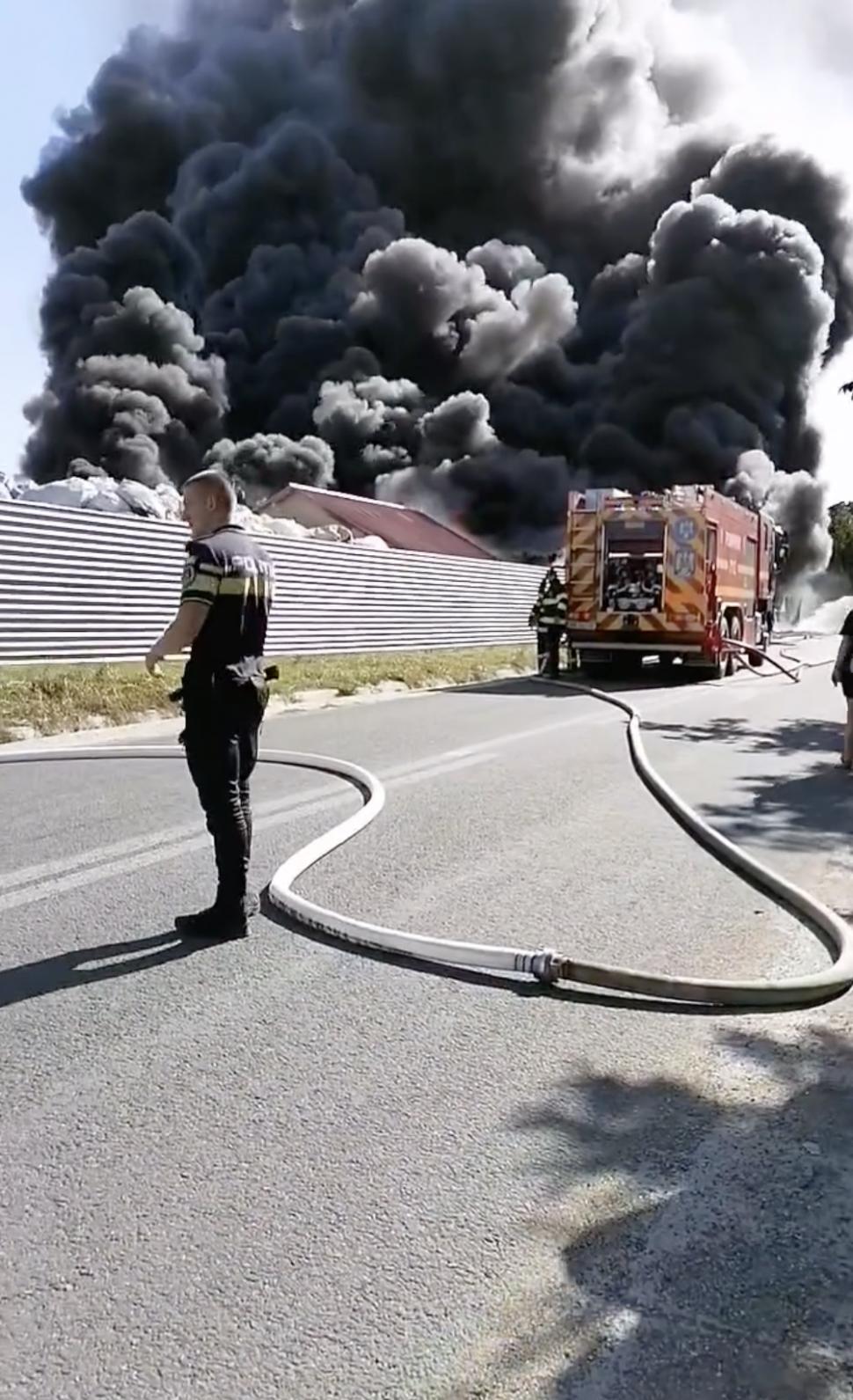 Incendiu puternic la un depozit de colectare a deșeurilor din plastic în Vrancea. A fost emis mesaj RO-ALERT 857134
