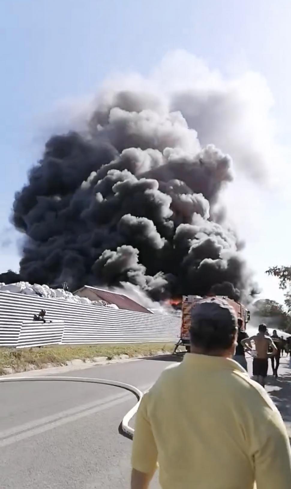 Incendiu puternic la un depozit de colectare a deșeurilor din plastic în Vrancea. A fost emis mesaj RO-ALERT 857135