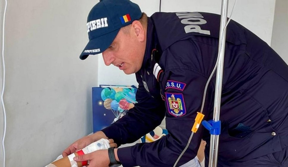 „Eu sunt Iulian și am venit să te ajut": Gestul emoționant al unui pompier care îl vizitează în fiecare zi, la spital, pe băiatul de zece ani pe care l-a salvat din accident