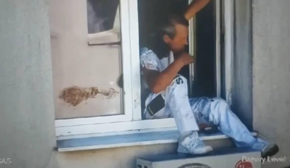 Momentul în care este imobilizat bărbatul care a amenințat că se sinucide, după ce și-a înjunghiat partenera în fața copiilor   857491