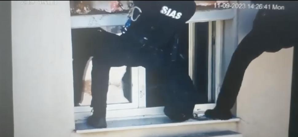 Momentul în care este imobilizat bărbatul care a amenințat că se sinucide, după ce și-a înjunghiat partenera în fața copiilor   857492