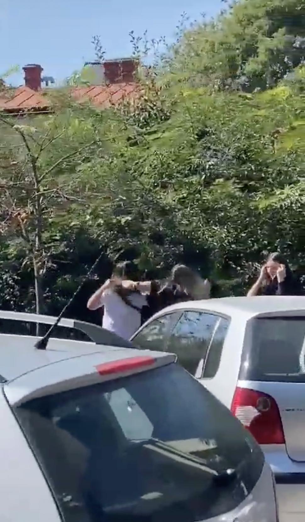 Două eleve din Botoșani s-au bătut cu pumni și picioare în plină stradă, în prima zi de școală. Poliția s-a sesizat în urma unui videoclip apărut pe internet 857516
