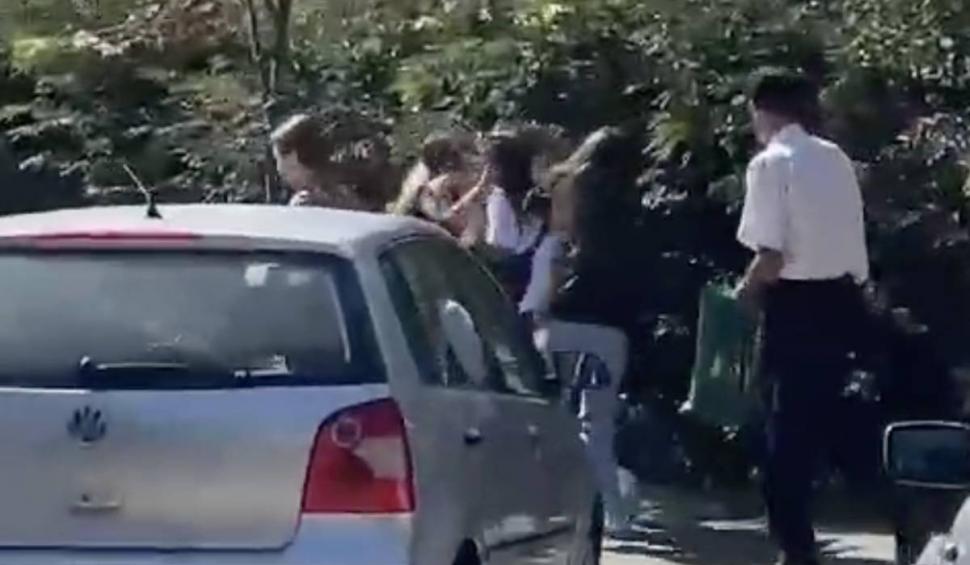 Două eleve din Botoșani s-au bătut cu pumni și picioare în plină stradă, în prima zi de școală. Poliția s-a sesizat în urma unui videoclip apărut pe internet 857517