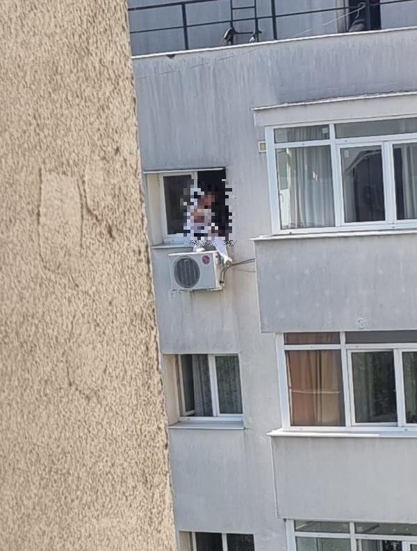 "Trebuia intervenit în forță! Nu stai să negociezi trei zile!" | Psihologul Liviu Chesnoiu, despre bărbatul care a amenințat că se aruncă de la etajul unui bloc din București 857455