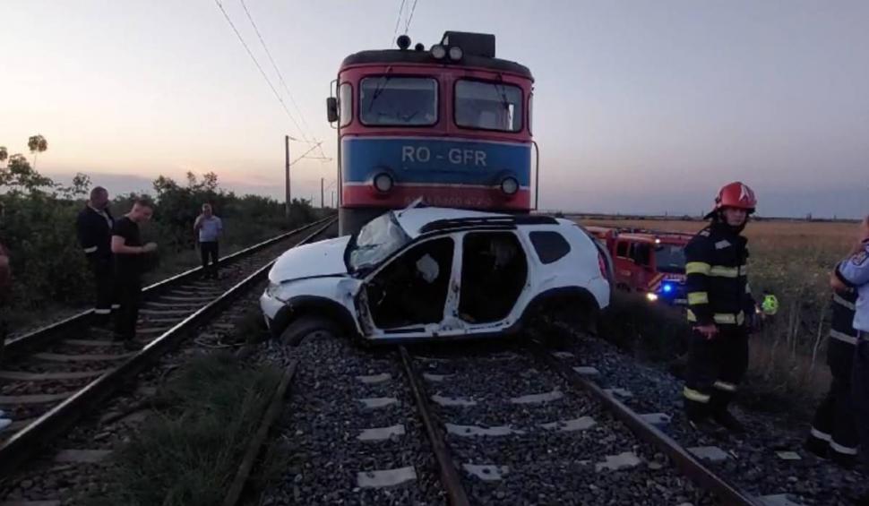 Trei persoane au murit, după ce mașina lor a fost lovită de tren, în Buzău. Traficul feroviar este blocat 857520