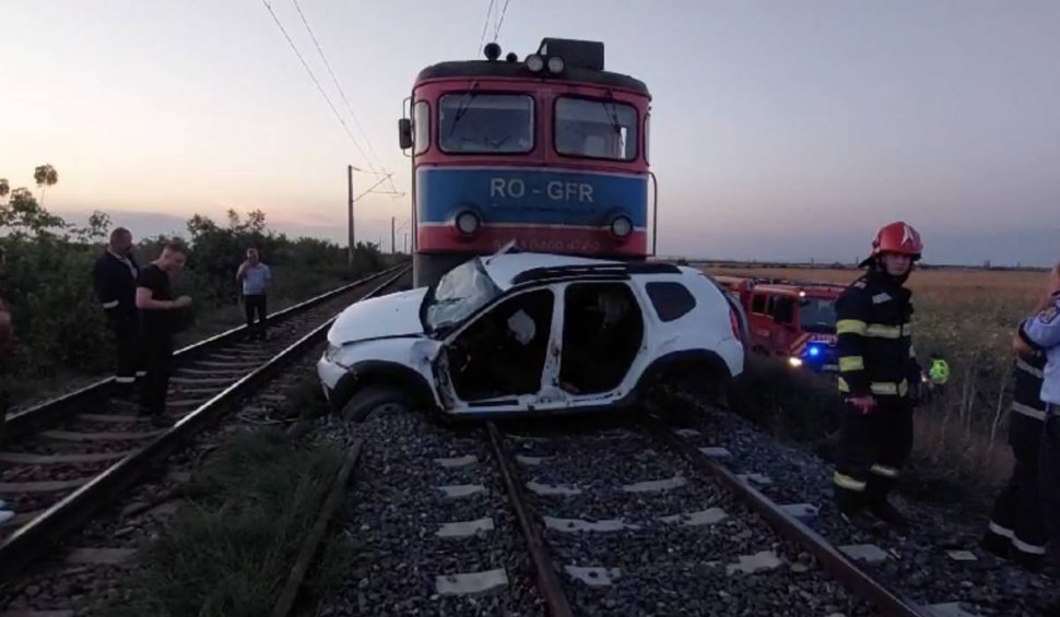 Trei persoane au murit, după ce mașina lor a fost lovită de tren, în Buzău. Traficul feroviar este blocat
