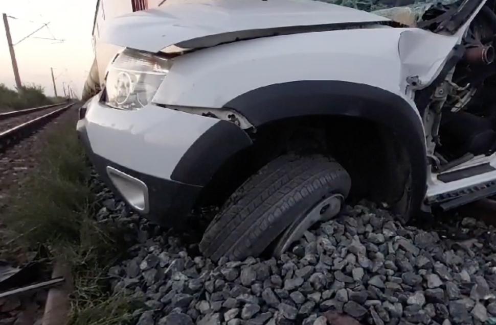 Trei persoane au murit, după ce mașina lor a fost lovită de tren, în Buzău. Traficul feroviar este blocat 857522