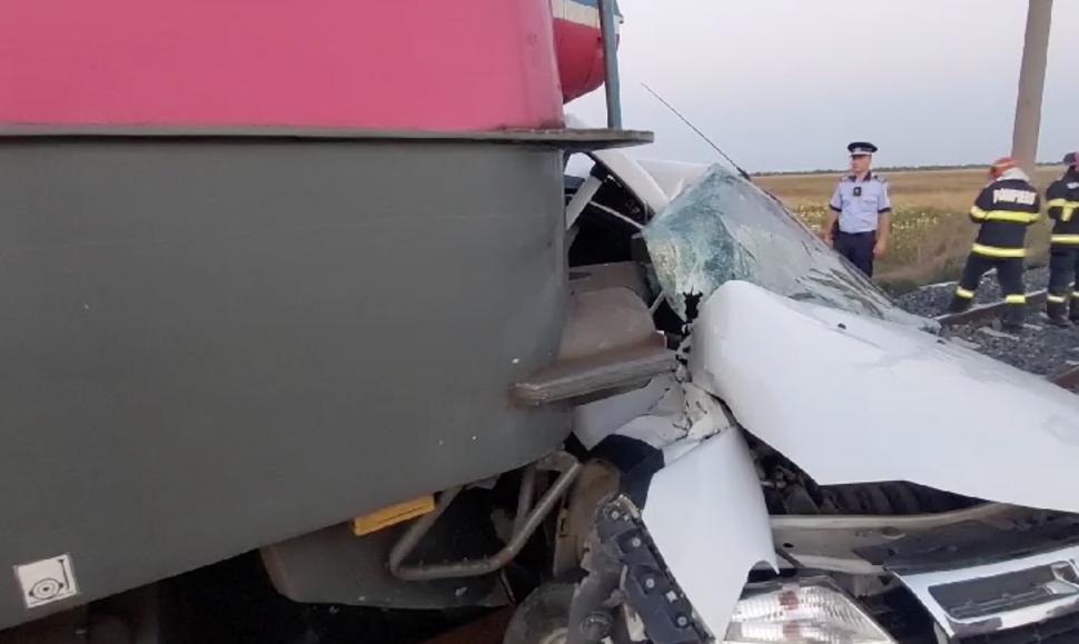 Trei persoane au murit, după ce mașina lor a fost lovită de tren, în Buzău. Traficul feroviar este blocat 857523