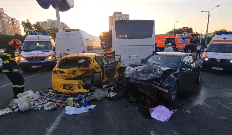 Accident între două autoturisme, un microbuz şi un autocar într-un sens giratoriu din Constanţa