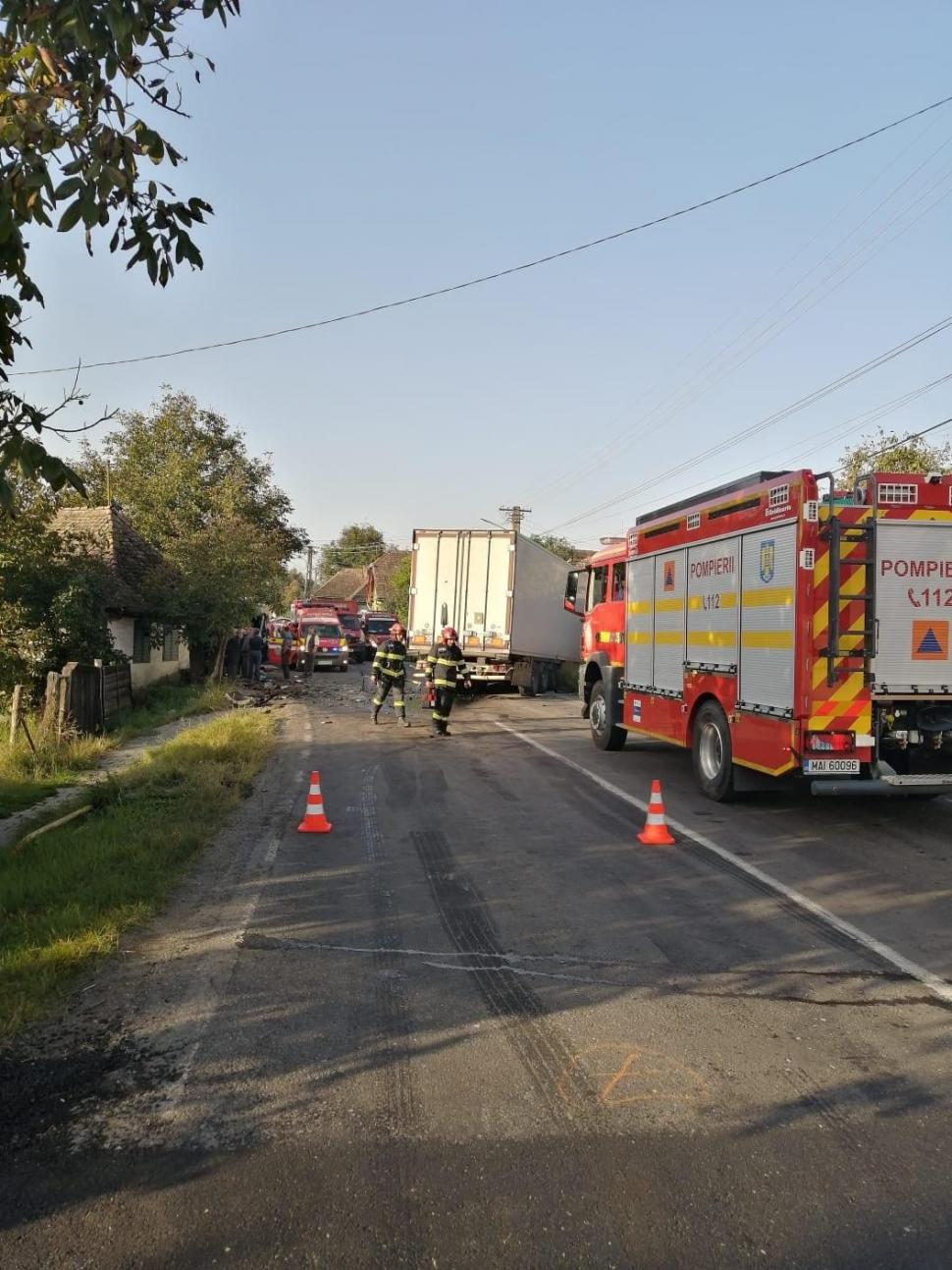 Microbuz spulberat de un TIR în Chibed, judeţul Mureş | Un şofer a murit, o femeie a fost preluată de elicopterul SMURD 857569