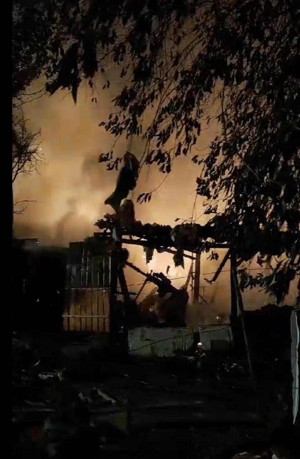 Incendiu uriaș de vegetație în Târgu Jiu. Posibilitate de extindere la un depozit și la case 857739