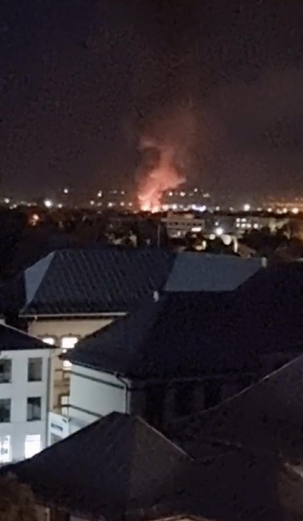 Incendiu uriaș de vegetație în Târgu Jiu. Posibilitate de extindere la un depozit și la case 857740