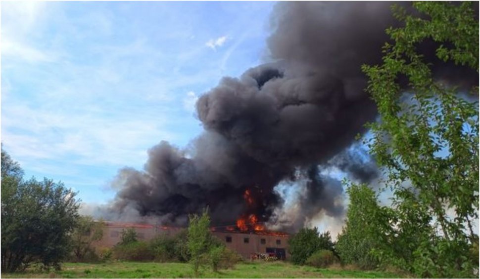 Incendiu cu degajări mari de fum la acoperişul unui depozit din Miercurea-Ciuc