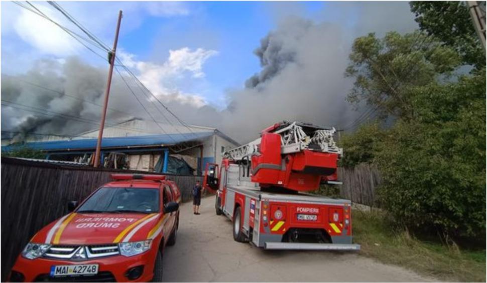 Incendiu cu degajări mari de fum la acoperişul unui depozit din Miercurea-Ciuc 857925