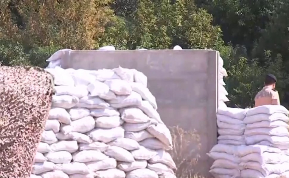 Buncărele instalate la Plauru sunt operaţionale. Militarii au căptuşit structurile de beton cu saci încărcaţi cu nisip