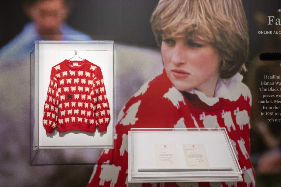 Celebrul pulover cu oi purtat de prinţesa Diana, vândut la licitaţie cu o sumă record