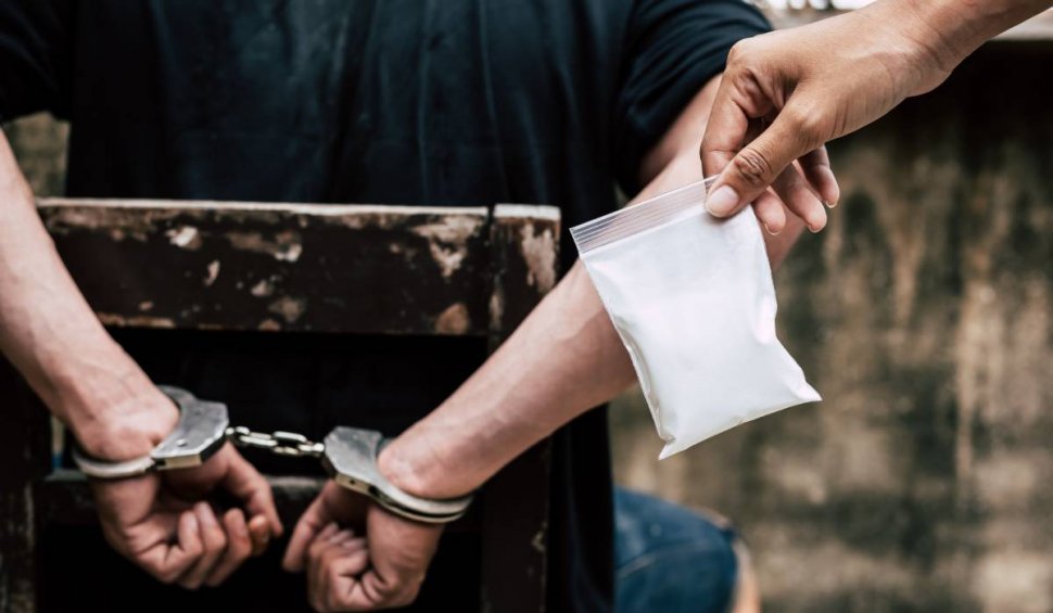 Șapte tineri, între care doi elevi, au fost arestați pentru trafic de droguri de risc, în Tulcea. Suspecții ar fi vândut canabis inclusiv la școală 