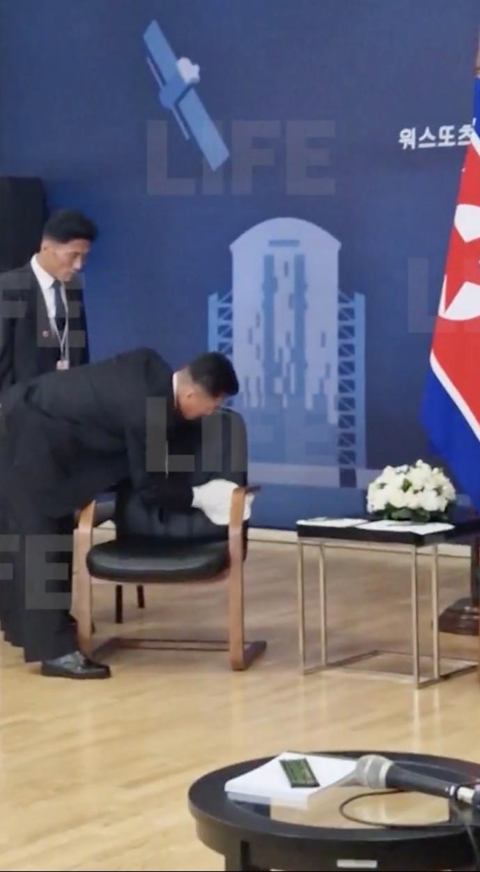 Scaunul lui Kim Jong-un la întâlnirea cu Vladimir Putin a fost stropit minute în șir cu o substanță necunoscută | Presa rusă: "O problemă de viață și de moarte!" 858088