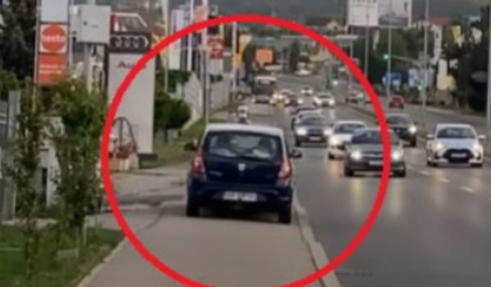 "A crezut că e cu trotinetă". Un șofer a fost filmat în timp ce circulă cu mașina pe trotuar, în Cluj-Napoca