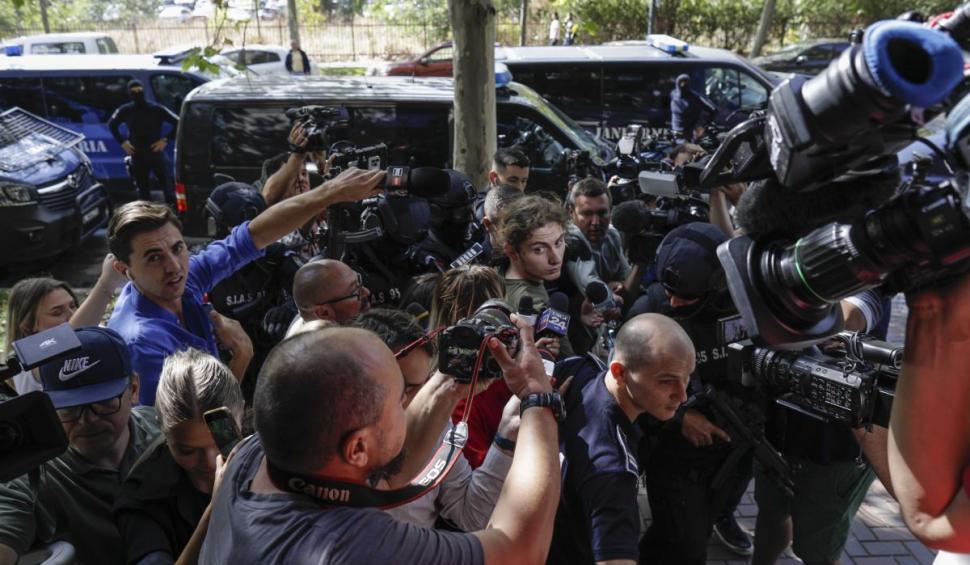 Vlad Pascu, adus în cătuşe de la Constanţa la DIICOT Bucureşti: "Nu pot da timpul înapoi. Îmi pare rău!" 858031