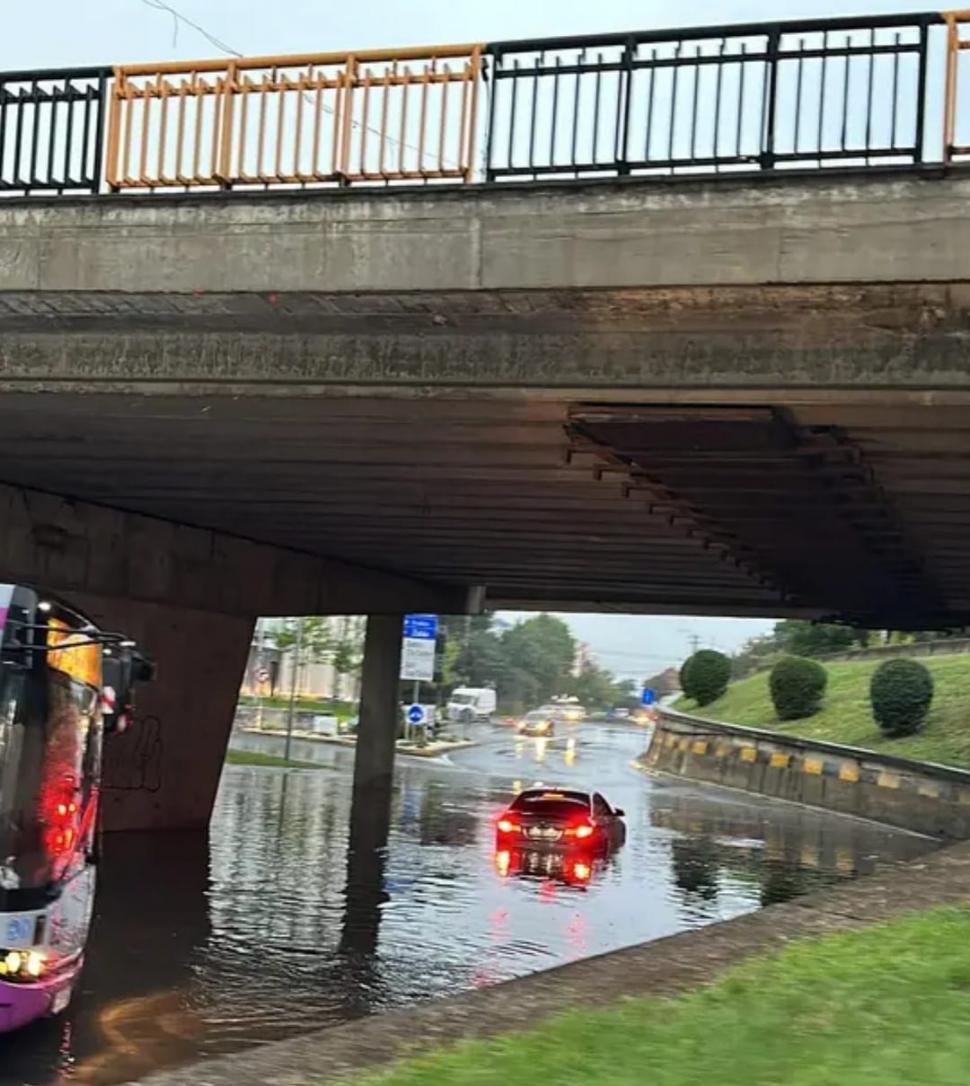 Furtunile de Cod roșu au făcut prăpăd în Cluj-Napoca. Gara, blocată complet de viitură 858399