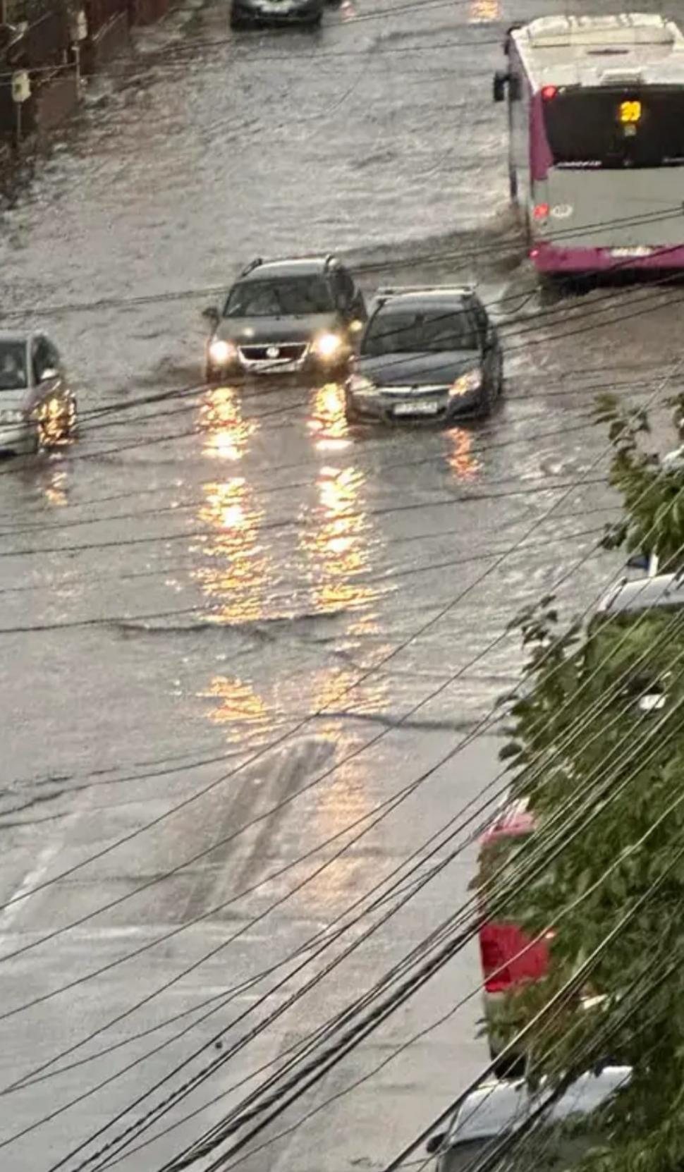 Furtunile de Cod roșu au făcut prăpăd în Cluj-Napoca. Gara, blocată complet de viitură 858402