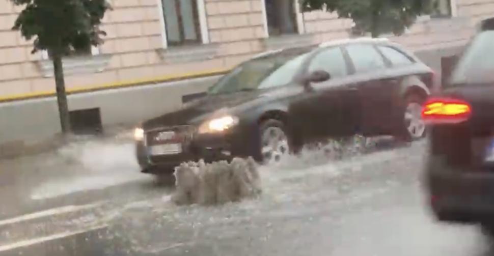 Furtunile de Cod roșu au făcut prăpăd în Cluj-Napoca. Gara, blocată complet de viitură 858409