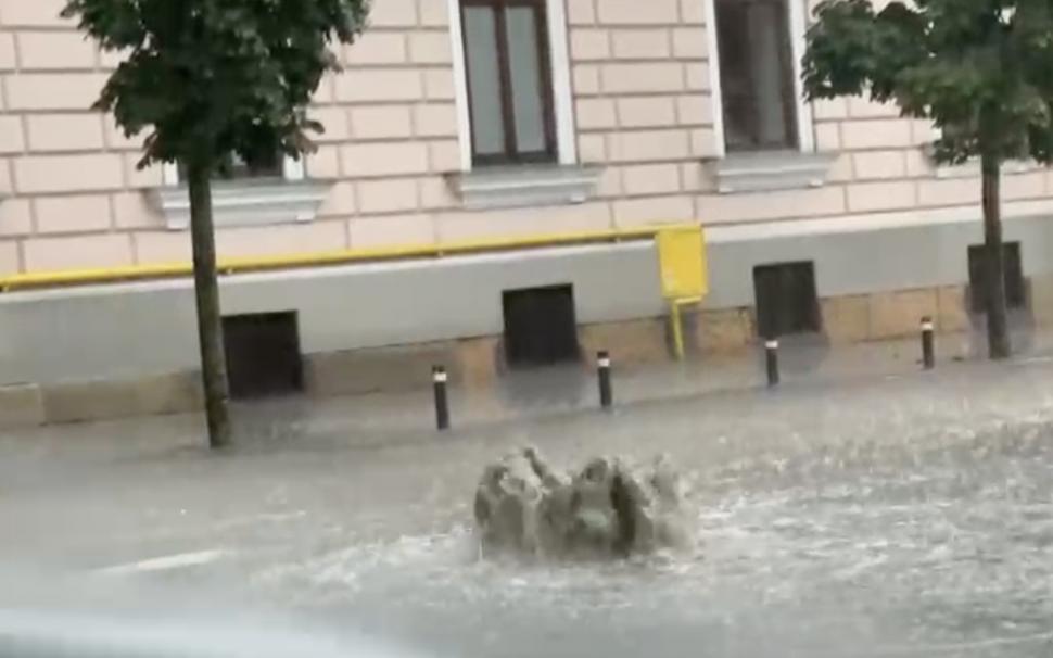 Furtunile de Cod roșu au făcut prăpăd în Cluj-Napoca. Gara, blocată complet de viitură 858410