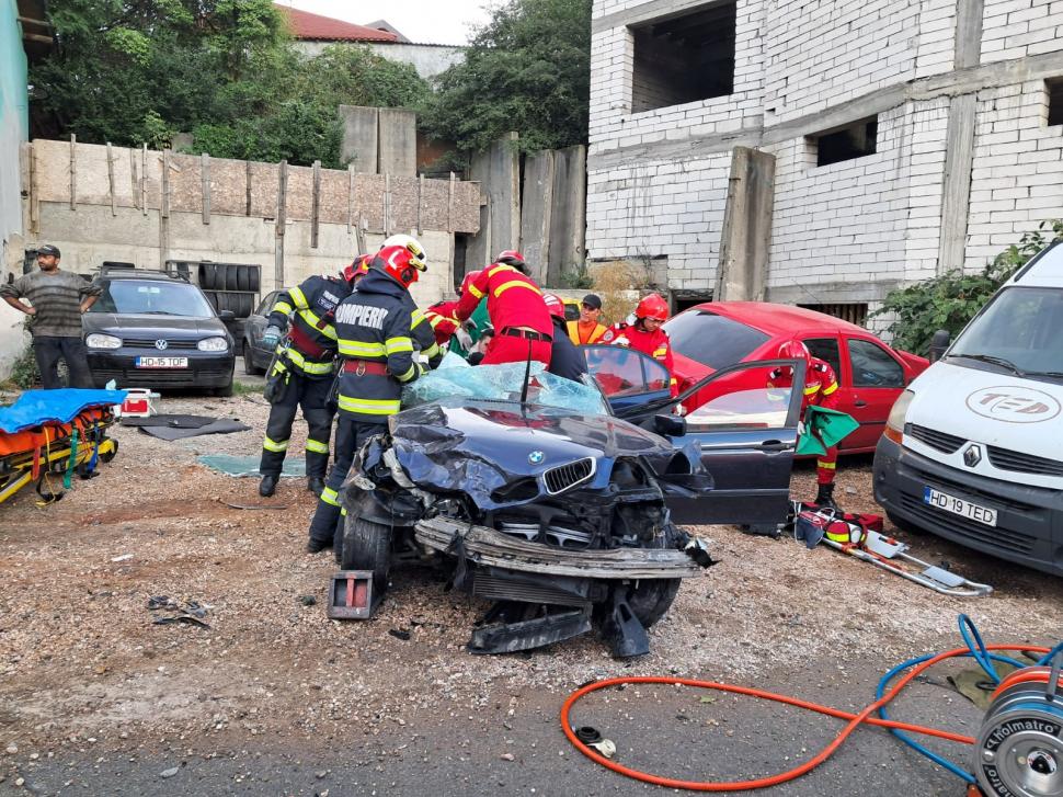 Doi bărbaţi, răniţi după ce maşina în care se aflau a lovit cinci maşini parcate, în Hunedoara. Victimele au fost descarcerate 858396
