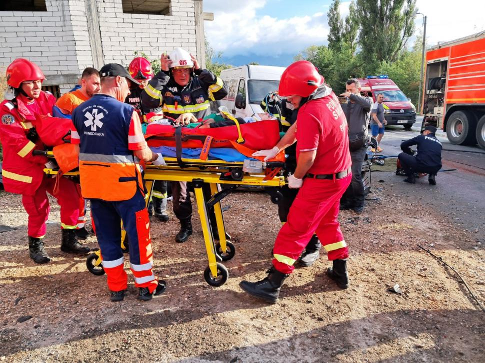 Doi bărbaţi, răniţi după ce maşina în care se aflau a lovit cinci maşini parcate, în Hunedoara. Victimele au fost descarcerate 858398