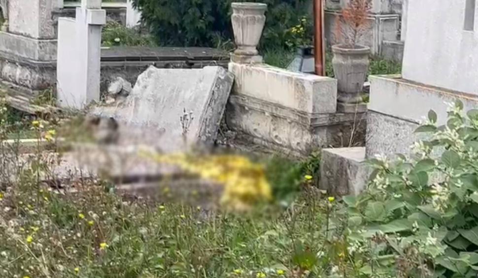 O femeie a murit după ce a căzut o cruce peste ea într-un cimitir din Cluj 858305