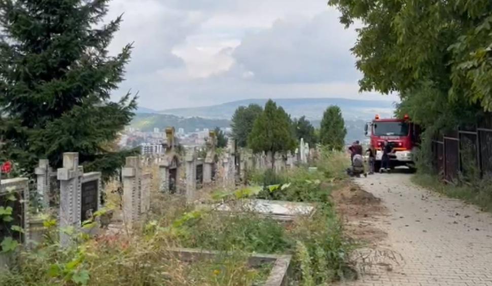O femeie a murit după ce a căzut o cruce peste ea într-un cimitir din Cluj 858308
