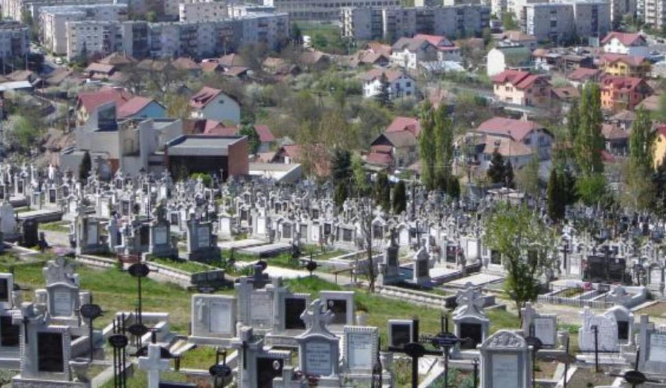 O femeie a murit după ce a căzut o cruce peste ea într-un cimitir din Cluj 858310