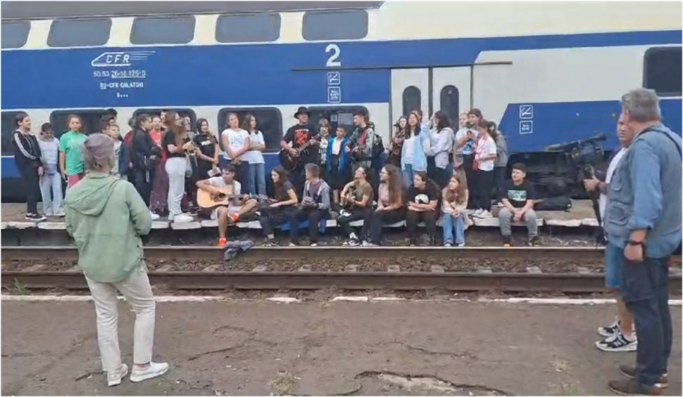 Blocaţi în gară de greva CFR, elevii din Tulcea care trebuiau sa ajungă la un festival în Sibiu, au ținut un show timp de două ore
