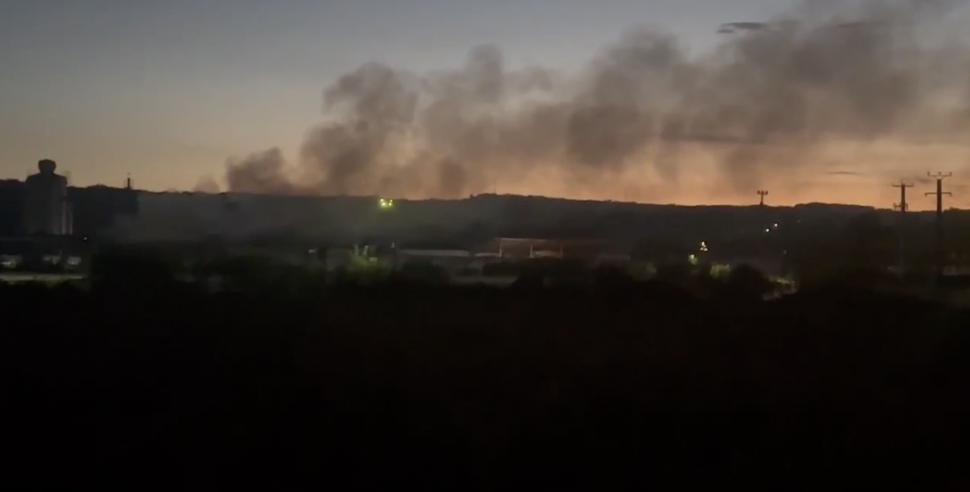 Un incendiu a izbucnit la o fabrică de mobilă din Gorj. Oamenii s-au speriat când au văzut focul uriaș si perdeaua imensă de fum. Pompierii intervin cu 2 autospeciale 858405