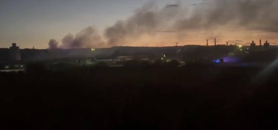 Un incendiu a izbucnit la o fabrică de mobilă din Gorj. Oamenii s-au speriat când au văzut focul uriaș si perdeaua imensă de fum. Pompierii intervin cu 2 autospeciale 858406