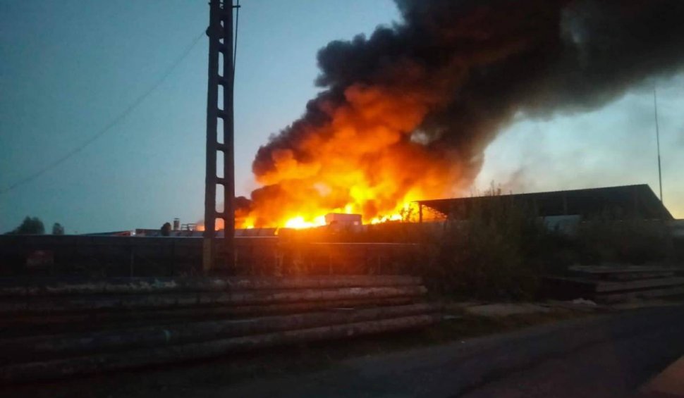 Un incendiu a izbucnit la o fabrică de mobilă din Gorj. Oamenii s-au speriat când au văzut focul uriaș si perdeaua imensă de fum. Pompierii intervin cu 2 autospeciale
