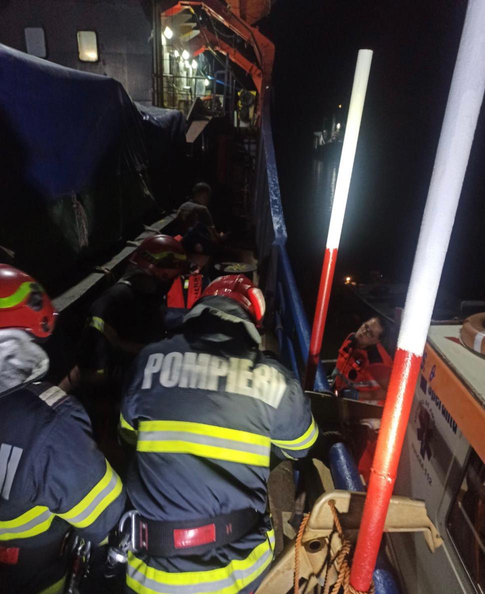 Intervenție de urgență pe Dunăre. Șase marinari s-au intoxicat în buncărul unei nave sub pavilion Comores 858450