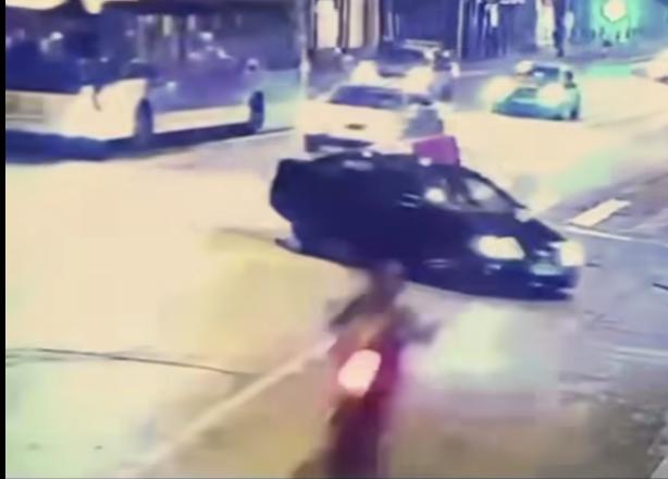 Momentul în care doi motociclişti se izbesc de o maşină care virează stânga într-un loc nepermis. Unul dintre ei a fost aruncat pe deasupra autoturismului 858460