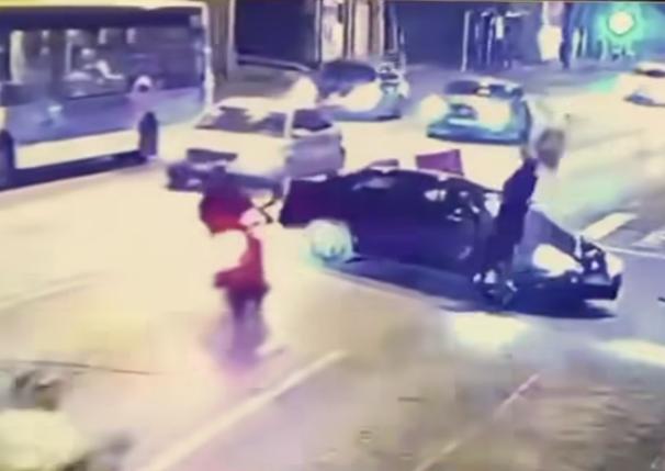 Momentul în care doi motociclişti se izbesc de o maşină care virează stânga într-un loc nepermis. Unul dintre ei a fost aruncat pe deasupra autoturismului 858461