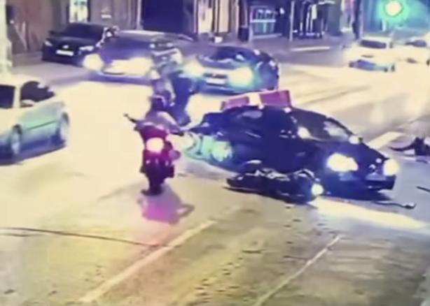 Momentul în care doi motociclişti se izbesc de o maşină care virează stânga într-un loc nepermis. Unul dintre ei a fost aruncat pe deasupra autoturismului 858462