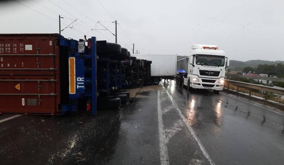 Șoferul unui TIR încărcat cu șampanie a murit într-un accident în Galați. S-a răsturnat și a lovit o autoutilitară 858454