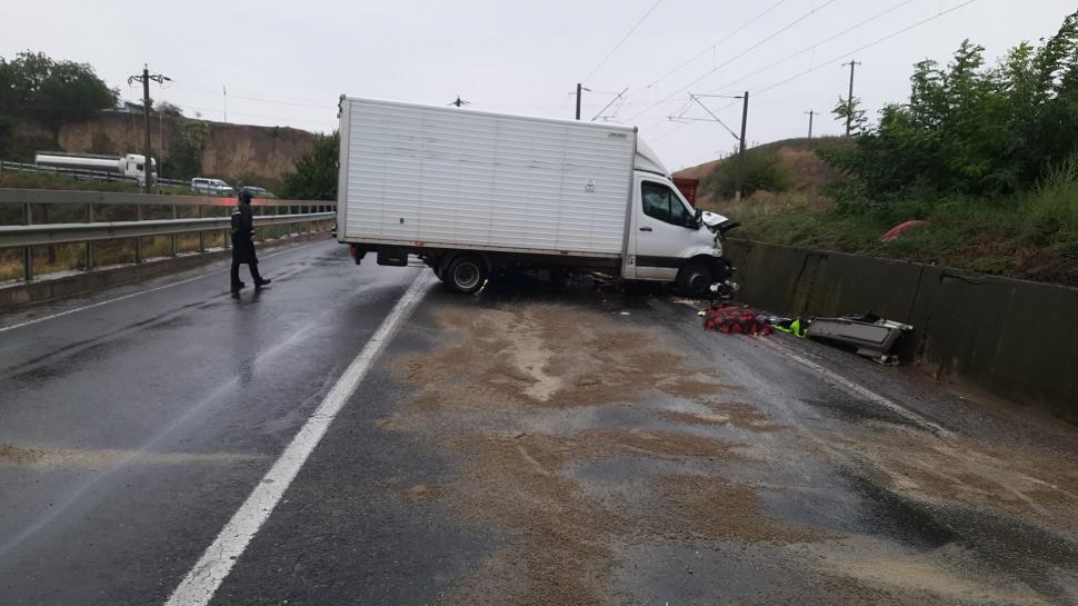Șoferul unui TIR încărcat cu șampanie a murit într-un accident în Galați. S-a răsturnat și a lovit o autoutilitară 858455