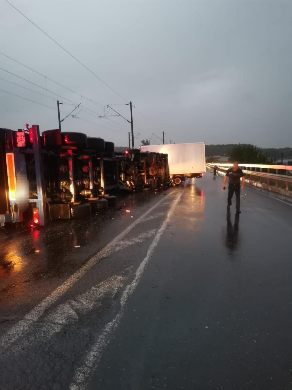 Șoferul unui TIR încărcat cu șampanie a murit într-un accident în Galați. S-a răsturnat și a lovit o autoutilitară 858456