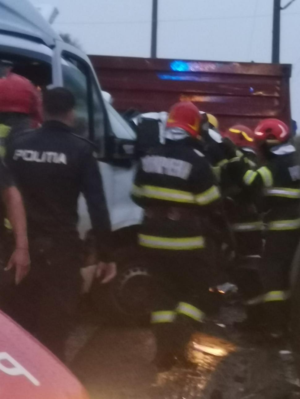 Șoferul unui TIR încărcat cu șampanie a murit într-un accident în Galați. S-a răsturnat și a lovit o autoutilitară 858457