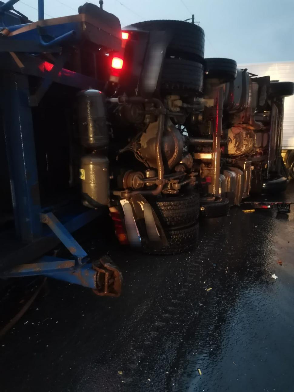 Șoferul unui TIR încărcat cu șampanie a murit într-un accident în Galați. S-a răsturnat și a lovit o autoutilitară 858458