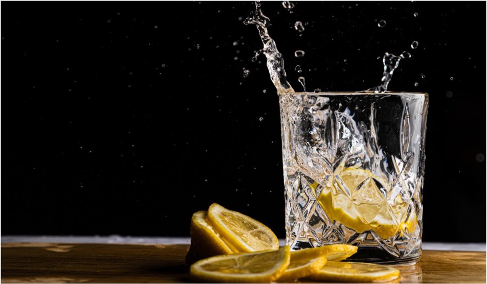Motivele pentru care este bine să bem dimineața un pahar de apă cu lămâie | Beneficii pentru sănătate 