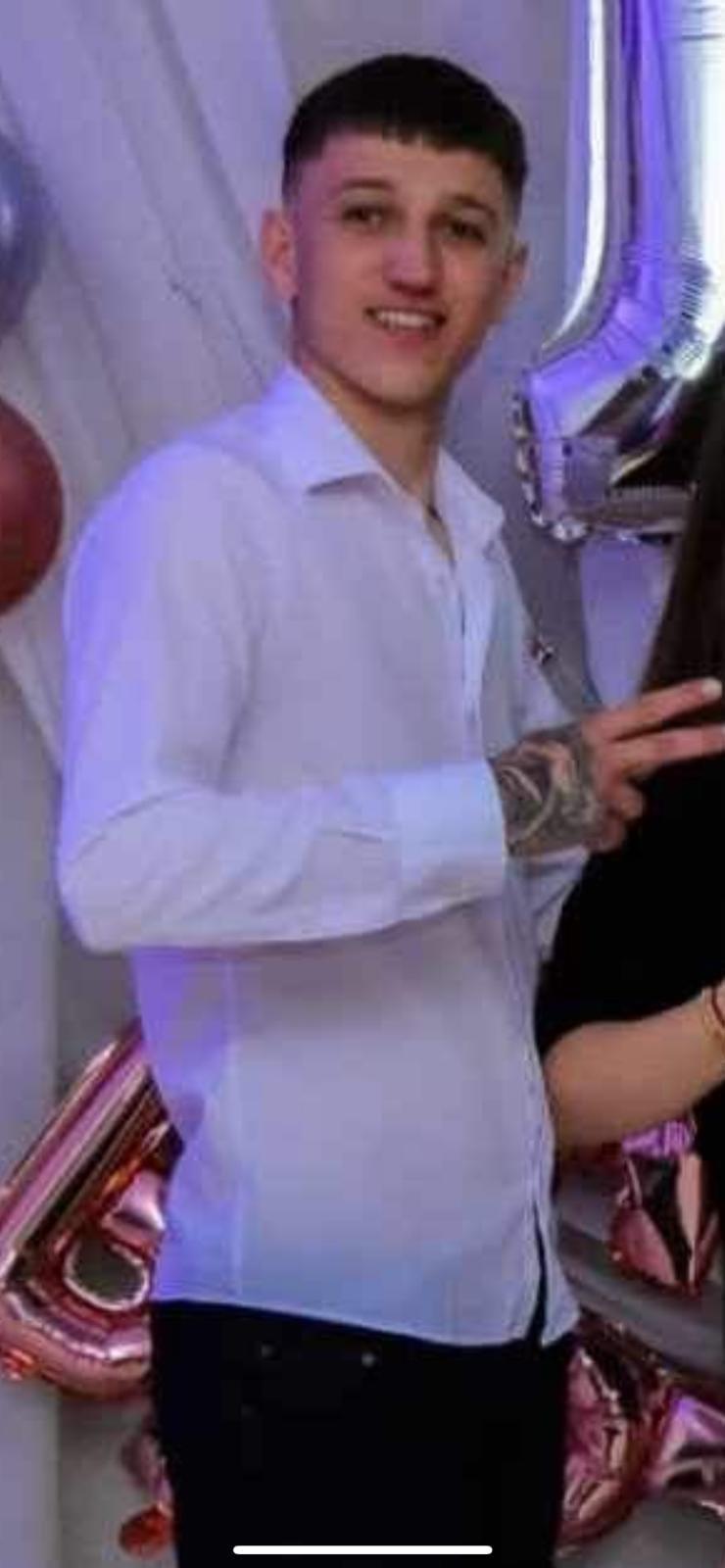 "Dumnezeu a decis că trebuie să mergi printre îngerii săi preferați". El este Sebastian, tânărul care a învins cancerul, dar a fost ucis când încerca să aplaneze un conflict 858550