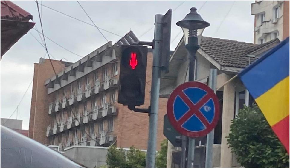Un semafor "sucit" din Târgu Jiu a devenit viral pe Internet | "Poate sunt persoane care merg și în cap" 858598